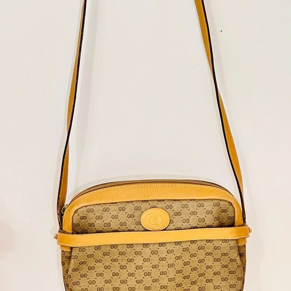 Gucci shoulder bag with iconic gg logo - Picture 2 of 16